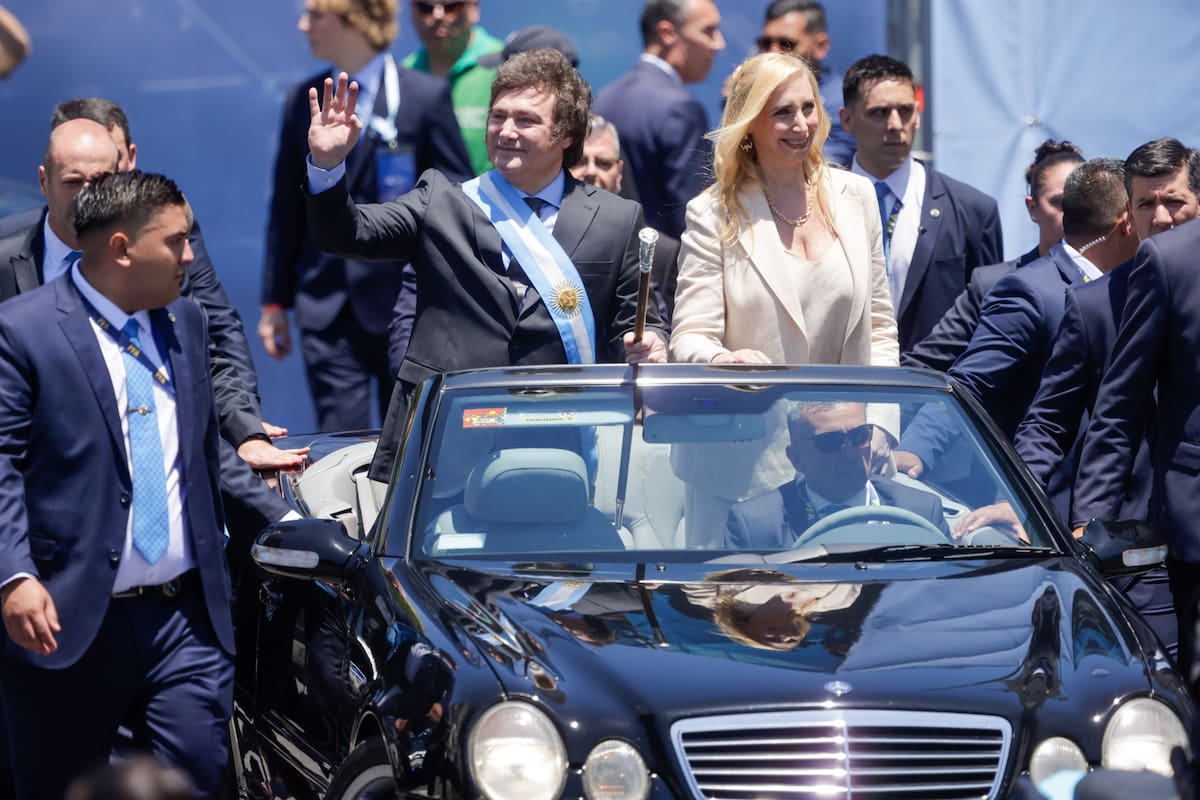 Javier Milei hizo la recorrida rumbo a Casa Rosada a bordo de un auto "que fuera representativo de los 90"