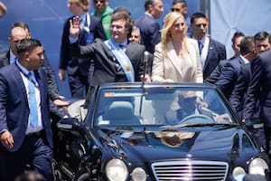 Javier Milei hizo la recorrida rumbo a Casa Rosada a bordo de un auto "que fuera representativo de los 90"