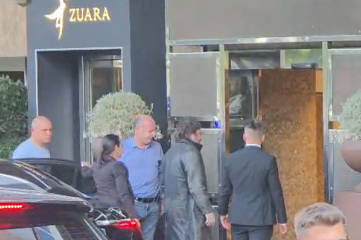 Javier Milei ingresa al Hotel Zuara de España, donde se aloja en su visita