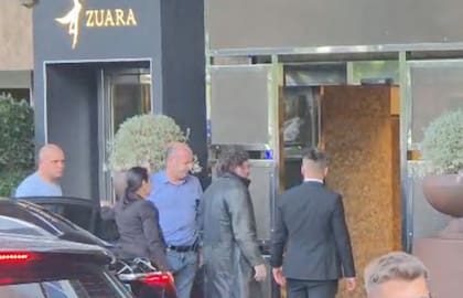 Javier Milei ingresa al Hotel Zuara de España, donde se aloja