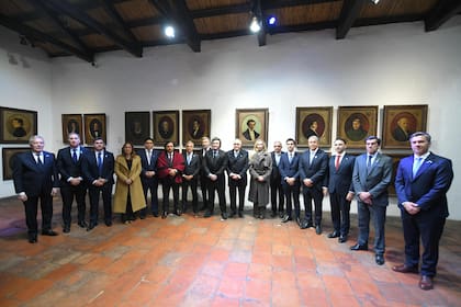 Javier Milei junto a 13 gobernadores durante la vigilia por el aniversario 210° del Día de la Independencia