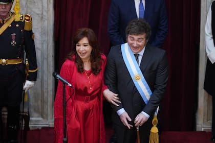 Javier Milei junto a Cristina Fernández de Kirchner, en el acto de asunción: qué fue lo que no se vio