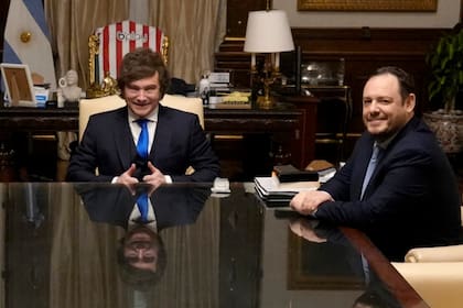 Javier Milei junto a Demian Reidel en su despacho de presidencia de Casa Rosada.