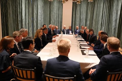 Javier Milei, junto a empresarios reunidos por el economista Michael Milken, en Los Ángeles.