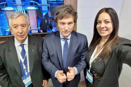 Javier Milei junto a Gustavo Morón, quien sería su secretario de Trabajo, y Sandra Pettoviello