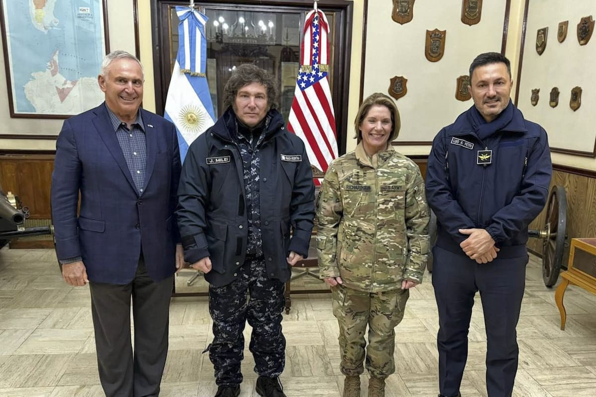 Javier Milei junto a Laura Richardson, en Ushuaia