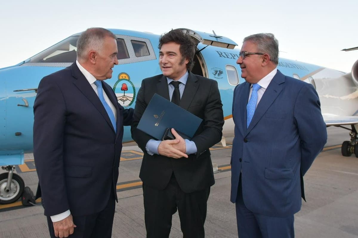 Javier Milei, junto a los gobernadores Jaldo (Tucumán) y Jalil (Catamarca), dos aliados peronistas que en la Casa Rosada consideran casi como propios