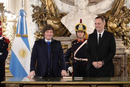 Javier Milei, junto a Manuel Adorni, al tomarle juramento como jefe de Gabinete