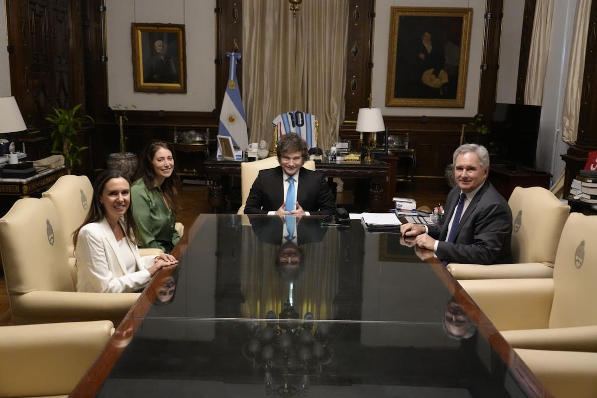 Javier Milei junto a Quirno, Elisa Trotta y Sabrina Ajmechet