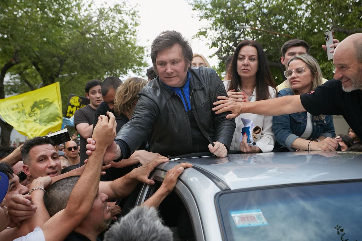 Javier Milei junto a Sandra Pettovello y Carolina Píparo, durante un acto de campaña en Mendoza