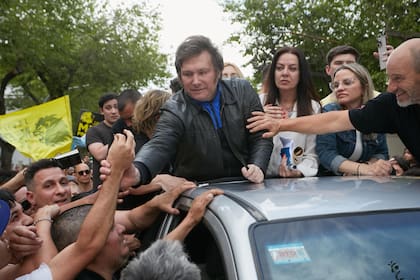 Javier Milei junto a Sandra Pettovello y Carolina Píparo, durante un acto de campaña en Mendoza
