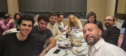 Javier Milei junto a su hermana, Karina, los candidatos a legislador porteño, Ramiro Marra, y a diputado nacional, Nicolás Emma, y parte de su equipo de trabajo