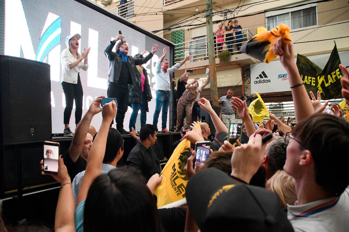 Javier Milei junto a su hermana Karina y a Carolina Píparo esta tarde en Ezeiza