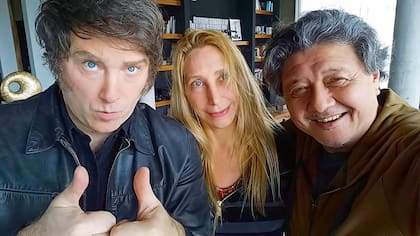 Javier Milei, junto a su hermana Karina y a Carlos Kikuchi, prácticamente toda su estructura política