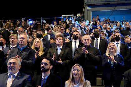 Javier Milei junto a su hermana y secretaria general de la Presidencia, Karina Milei, y el primer ministro de Israel, Benjamin Netanyahu