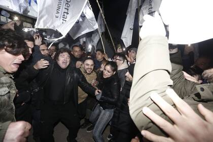 Javier Milei junto a su militancia en el acto de El Porvenir