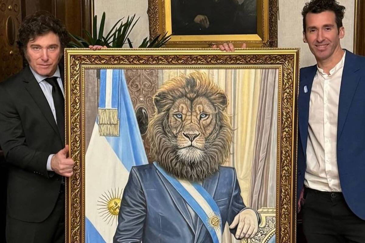Javier Milei, junto al cuadro del artista Yari Casanova