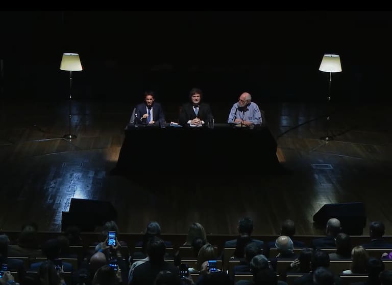 Javier Milei junto al economista Juan Carlos de Pablo y el diputado Adrián Ravier