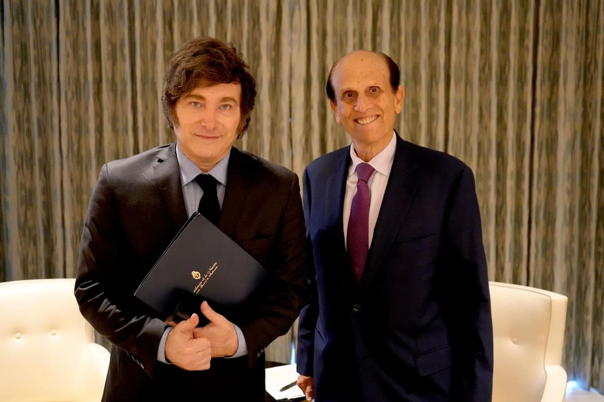 Javier Milei, junto al economista Michael Milken, en un hotel en Beverly Hills