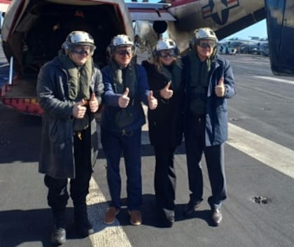 Javier Milei, junto al embajador norteamericano, Peter Lamelas; la secretaria general de la Presidencia, Karina Milei, y el canciller Pablo Quirno, a bordo del portaaviones USS Nimitz.