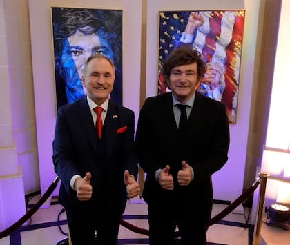 Javier Milei junto al embajador Peter Lamelas