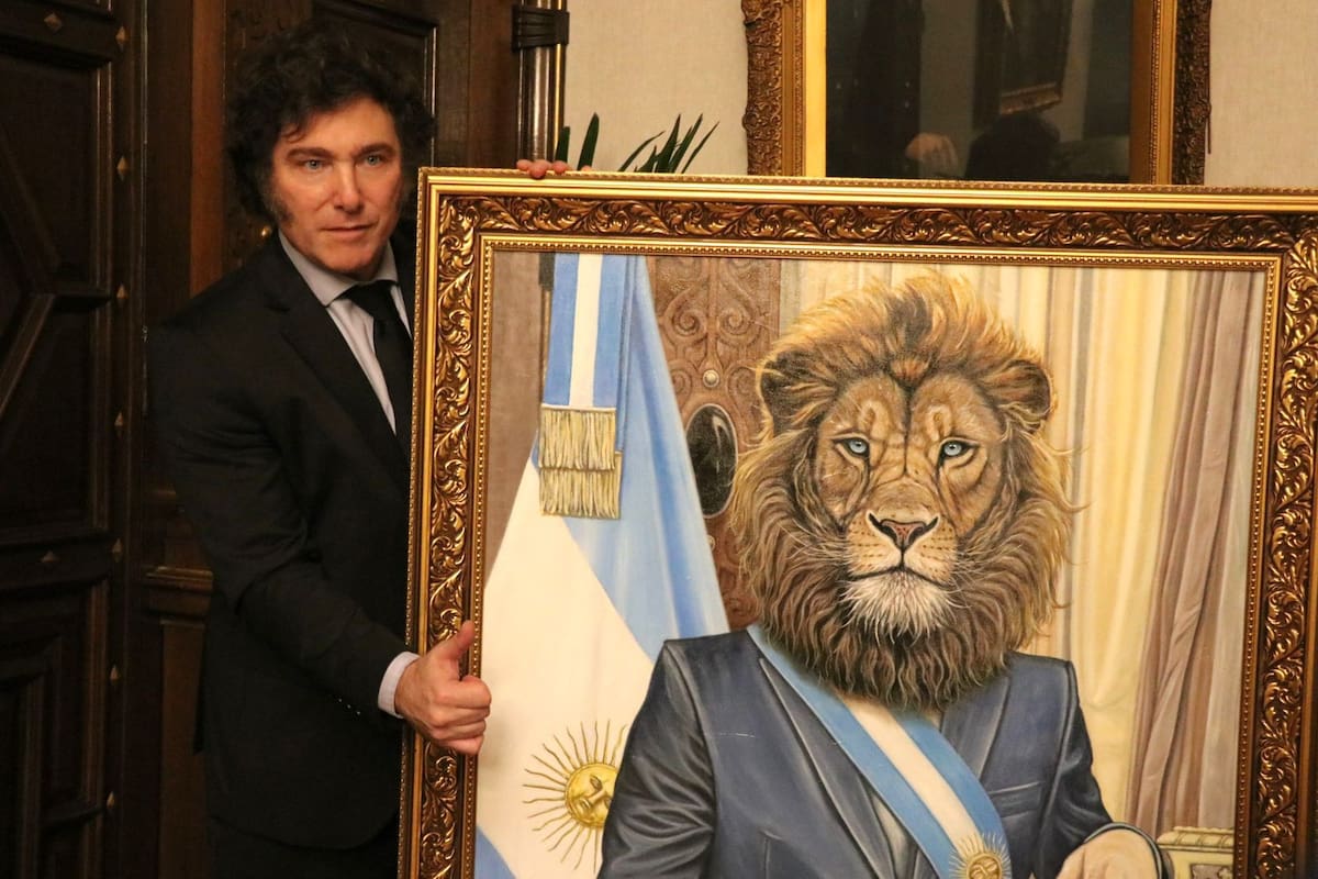 El presidente Javier Milei contempla el cuadro dedicado a él