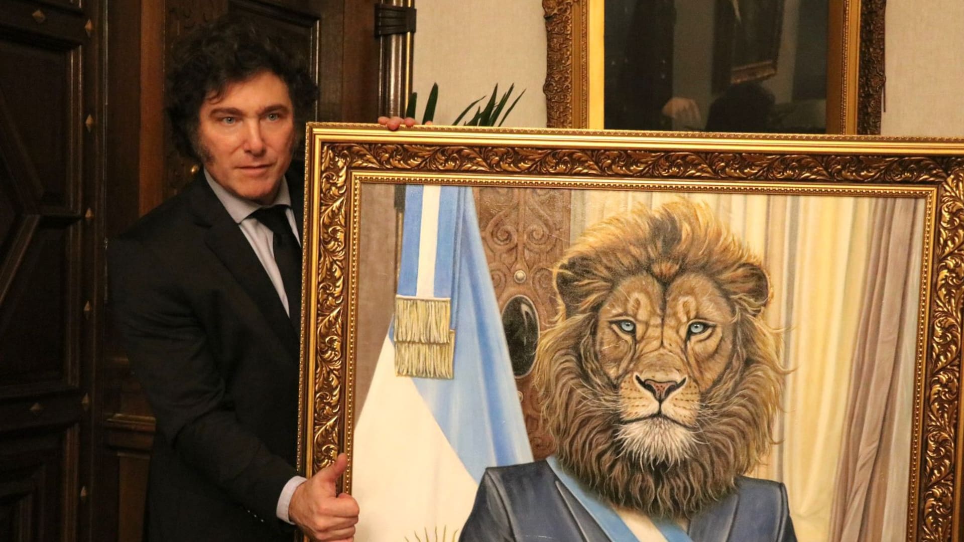 El presidente Javier Milei contempla el cuadro dedicado a él
