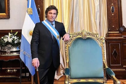 Javier Milei junto al sillón presidencial, en la Casa Rosada