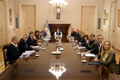 Javier Milei junto con el gabinete de ministros y funcionarios del Gobierno en la Casa Rosada