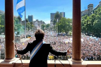 Javier Milei le dedicó un mensaje a los miles de argentinos que se acercaron a la Casa Rosada para celebrar su asunción como presidente