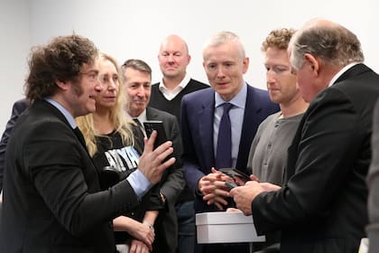 Javier Milei le muestra su celular a Mark Zuckerberg