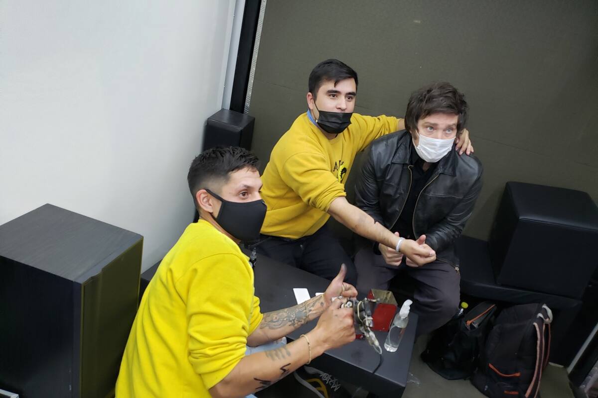 Javier Milei les firmó un autógrafo en el brazo a dos jóvenes que luego lo inmortalizaron con tinta