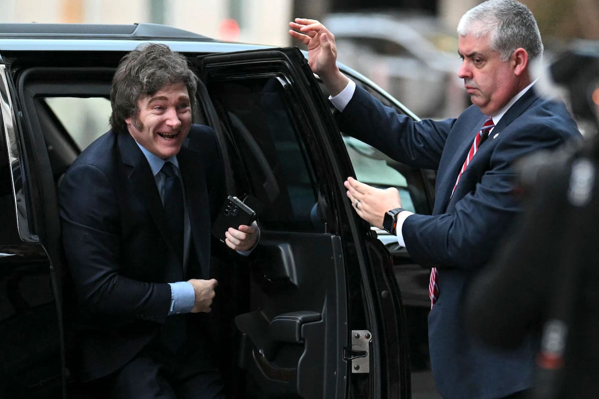 Javier Milei llega a la sede del Fondo Monetario Internacional (FMI) en Washington, DC, el 20 de febrero de 2025. (Foto de Mandel NGAN / AFP)
