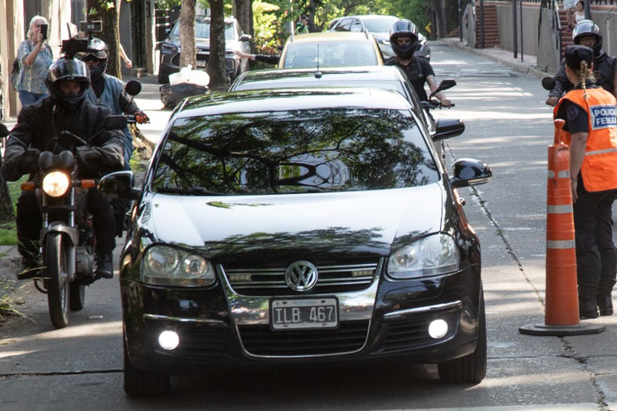 Javier Milei llega en el auto en el que se mueve a Olivos en su primera visita a la quinta