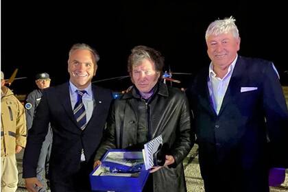 Javier Milei llegó a Bariloche y lo recibieron el intendente Walter Cortés y el ministro de gobierno de Río Negro, Federico Lutz