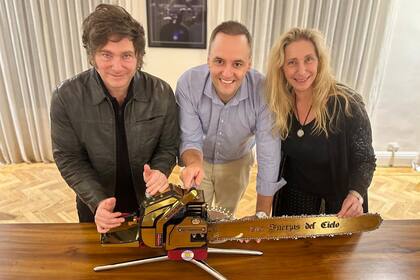 Javier Milei, Manuel Adorni y Karina Milei definirán qué pasará con los sueldos de los funcionarios para este segundo tramo de gestión