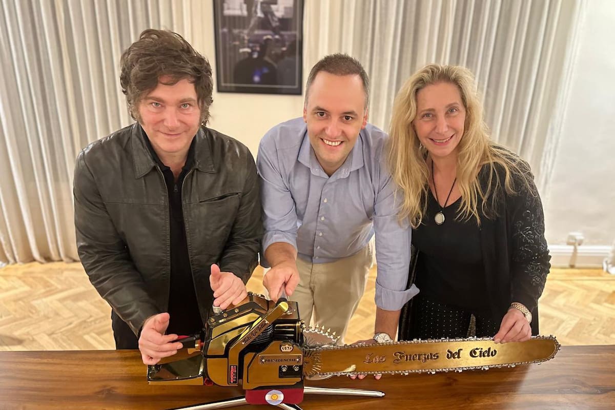 Javier Milei, Manuel Adorni y Karina Milei; Adorni será candidato en las próximas elecciones porteñas