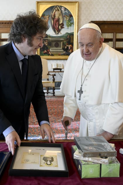 El presidente Javier Milei, junto al papa Francisco, en el intercambio de regalos después de la audiencia privada