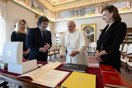 El papa Francisco recibió al presidente Javier Milei, la secretaria general de la Presidencia, Karina Milei; y a la canciller, Diana Mondino