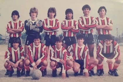 Javier Milei, pelo rubio y uniforme de arquero, durante un partido con la categoría 70 de Chacarita; a su derecha, Walter Basile