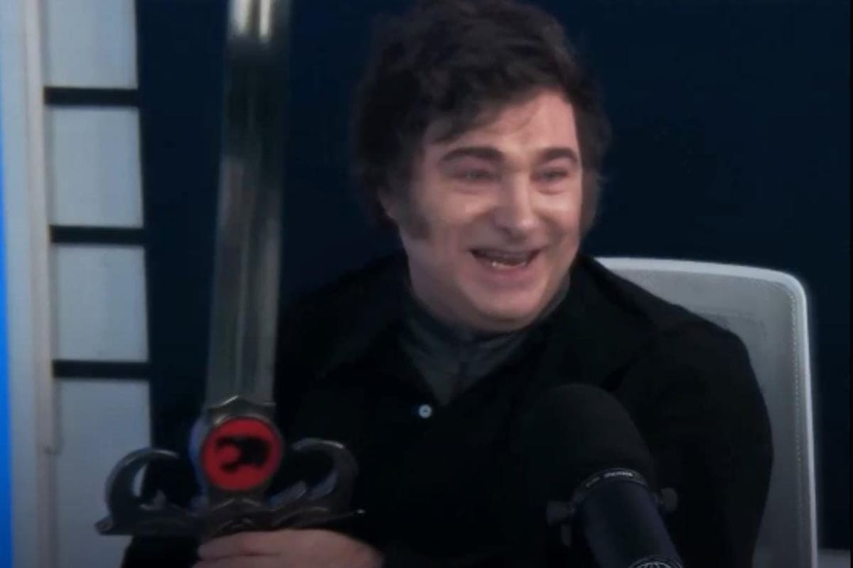 Javier Milei posa con el títere que le regaló la producción de Alejandro Fantino