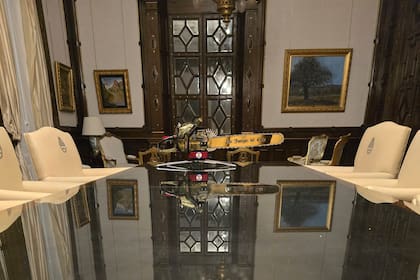Javier Milei posteó ayer en X una motosierra arriba de la mesa de su despacho