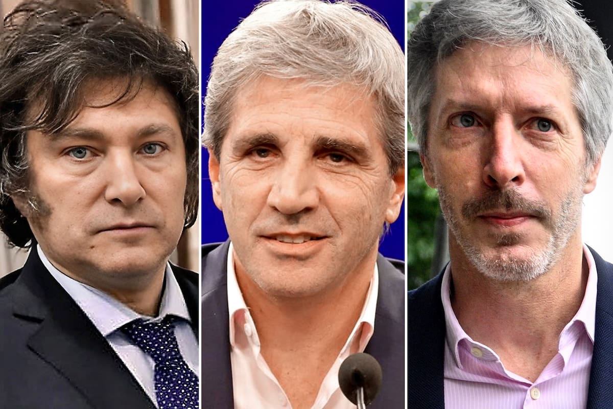 Javier Milei, presidente de la Nación; Luis Caputo, ministro de Economía, y Santiago Bausili, presidente del Banco Central