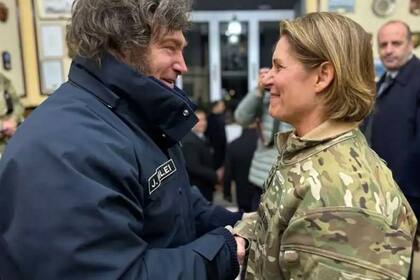 Javier Milei recibe a la comandante del Comando Sur de los Estados Unidos, general Laura Richardson, durante su visita a Ushuaia