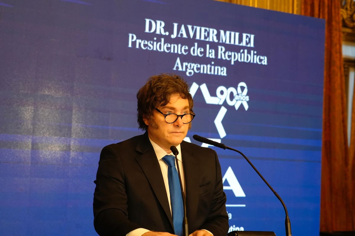 Javier Milei recibió un reconocimiento de manos de Mauro Berenstein, presidente de la DAIA, durante la ceremonia en el Teatro Colón