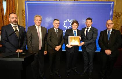 Javier Milei recibió un reconocimiento en el aniversario de la DAIA