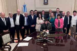 Javier Milei reunió a su gabinete y posó con los ministros y una motosierra