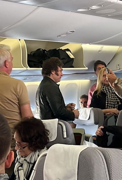 Javier Milei rumbo a Davos en un vuelo comercial