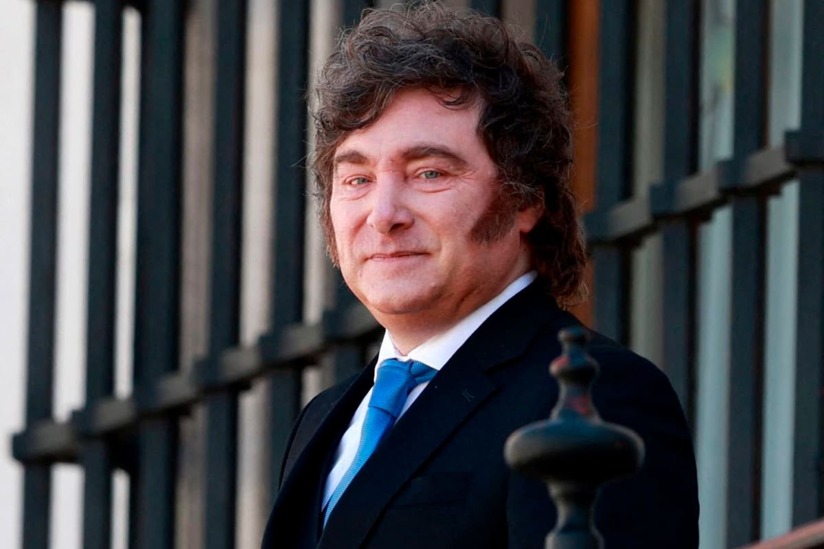 Javier Milei sale a un balcón de la Casa de La Moneda, en Santiago de Chile