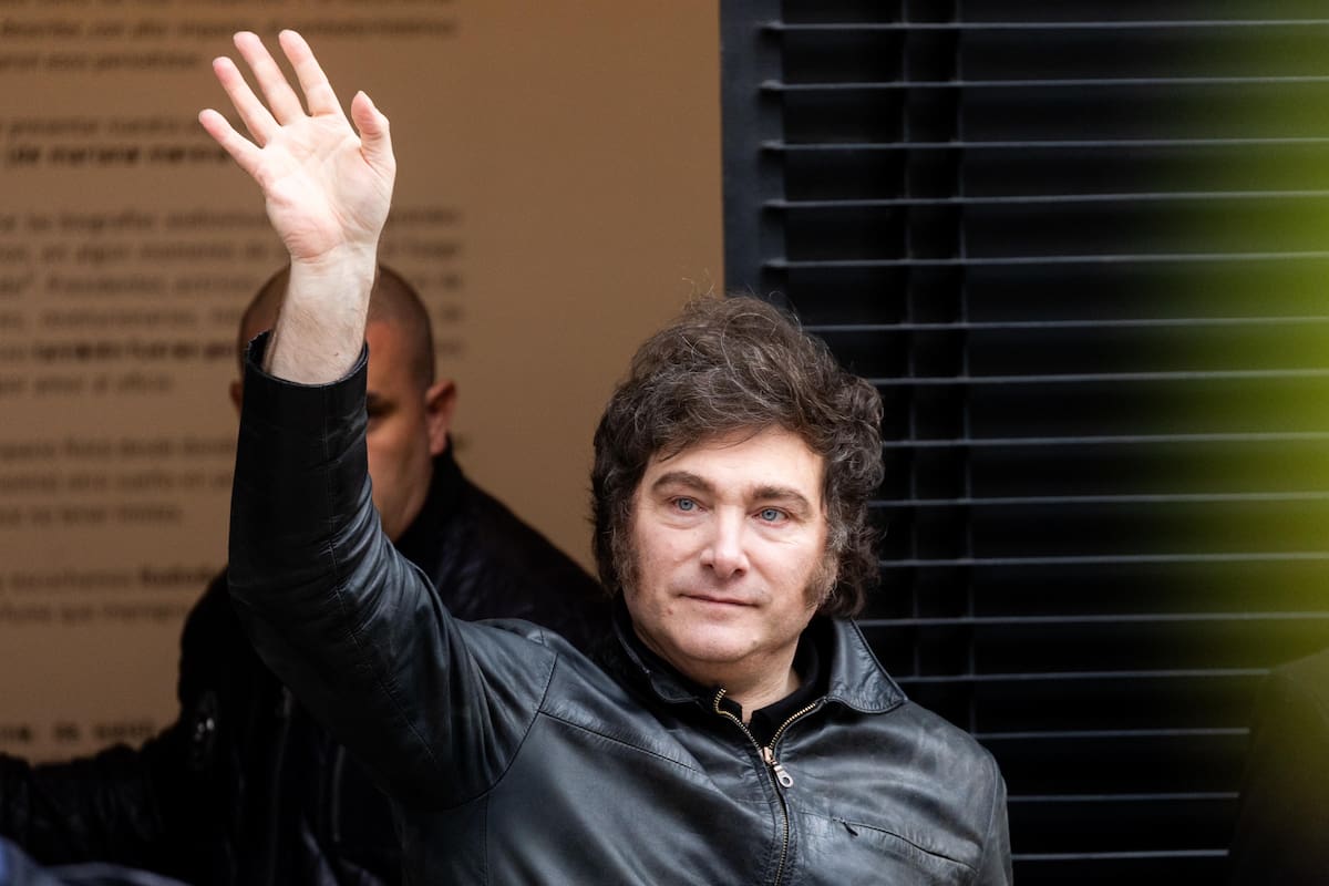 Javier Milei sale de la radio El Observador, el 1° de mayo